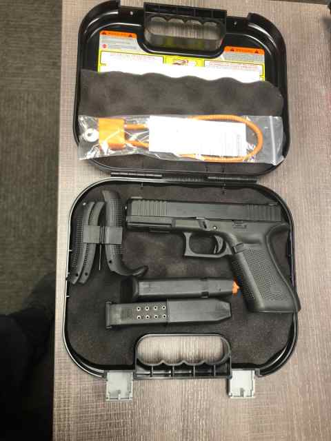 Glock 17 w/ extras