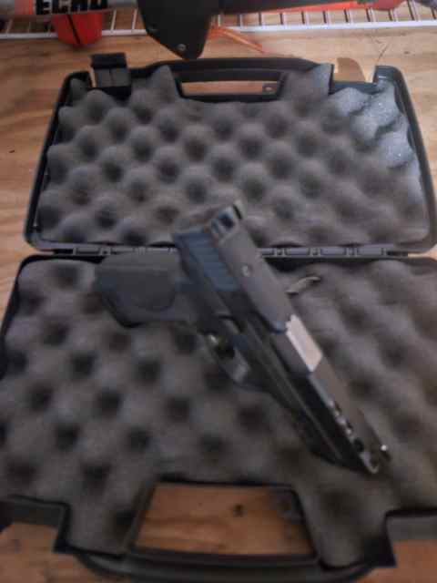 SMITH &amp; WESSON PERFORMANCE CENTER 9MM 