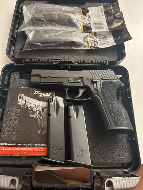 LNIB Sig P226 w/4 mags