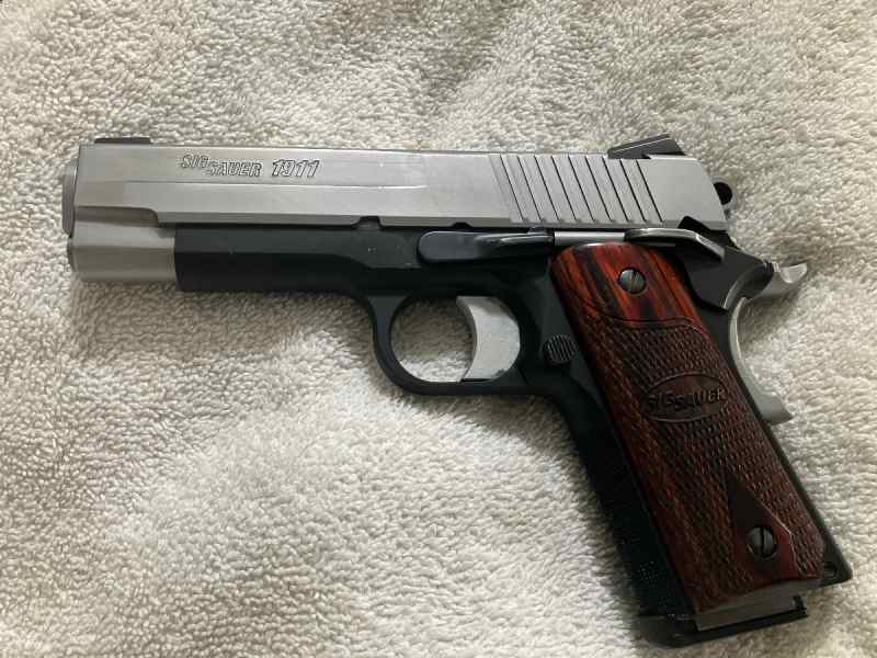 SigSauer 1911 Combat Commander 45ACP