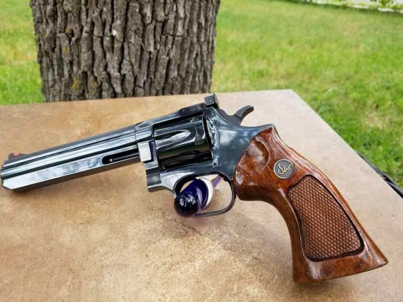 Dan Wesson 15-2 six shot.357 magnun