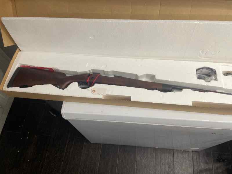 Winchester Model 70 Supergrade Walnut 7mm Nib