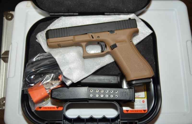 Glock 17 G17 Gen 5 9 mm 2 tone