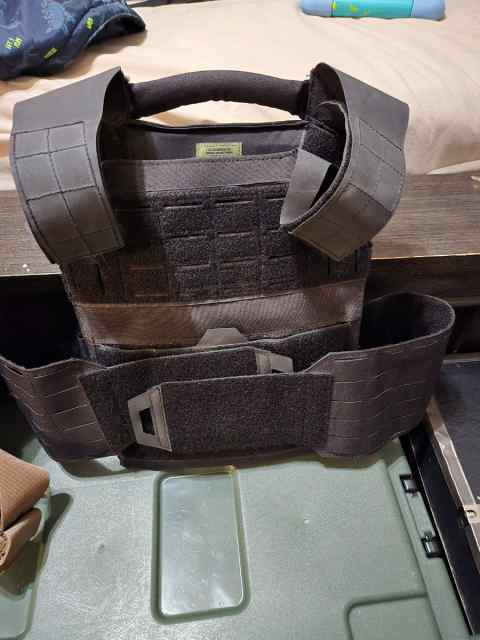 2 plate carriers with plates