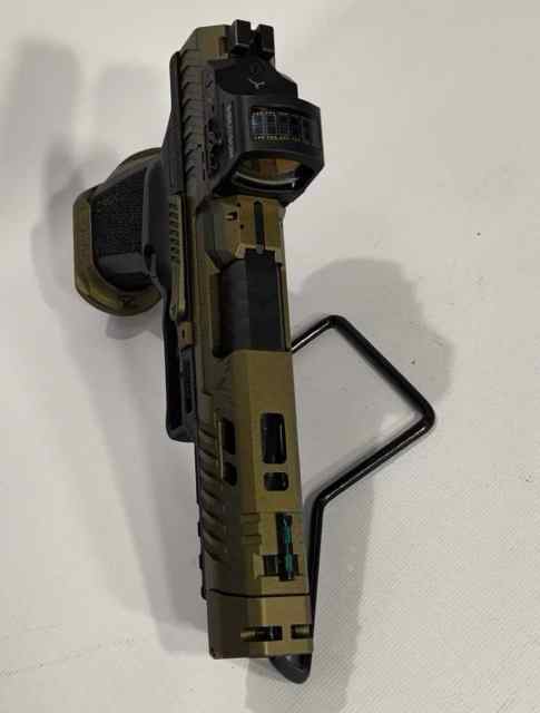 CANIK TTI COMBAT W/CASE+2 MAGS+ HOLOSUN RED DOT