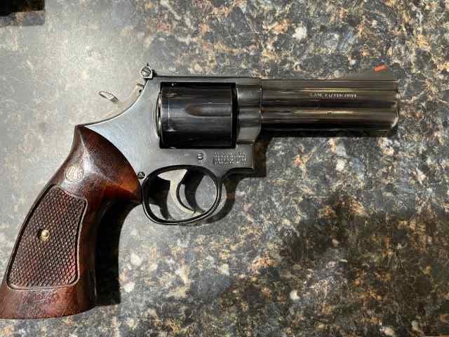 Smith &amp; Wesson 586 - NO DASH