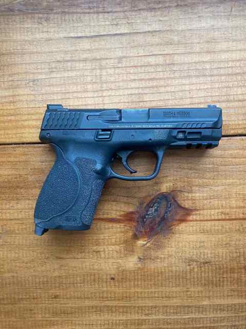 Smith &amp; Wesson M&amp;P 9 2.0 w/ Tritium Night Sights
