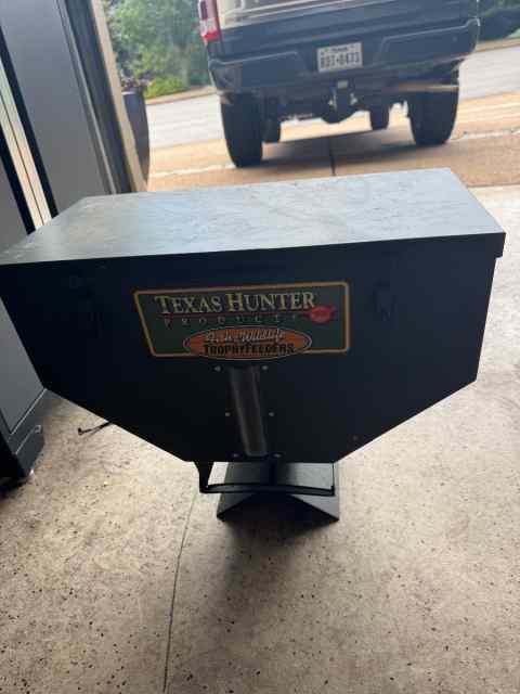 Texas Hunter Road Corn Feeder