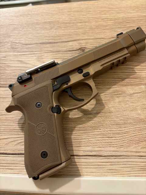 Beretta M9A4 FDE with Extras