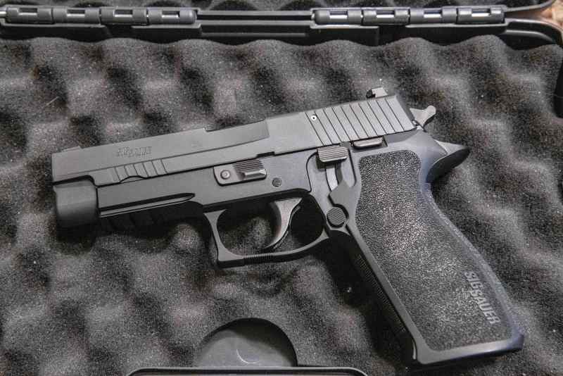 Sig Sauer P220 Elite .45 ACP w/ 4 mags