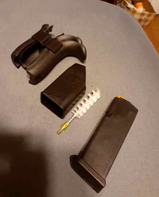 Glock 19 /23 parts and mag